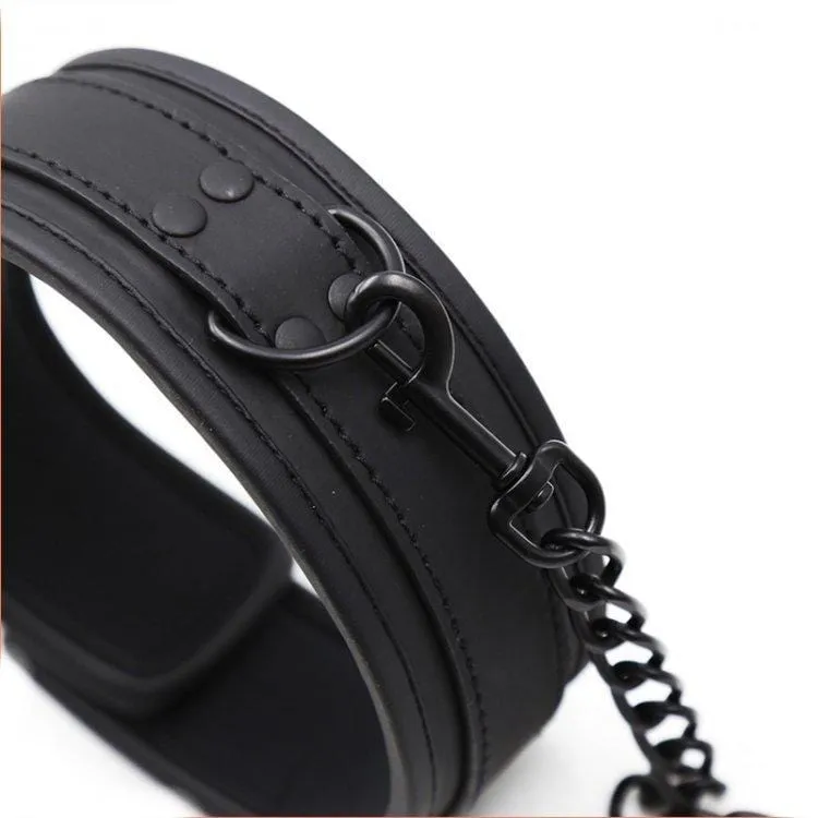 1717MQ      Film Noir Blackout Lined Bondage Collar with Leash Set