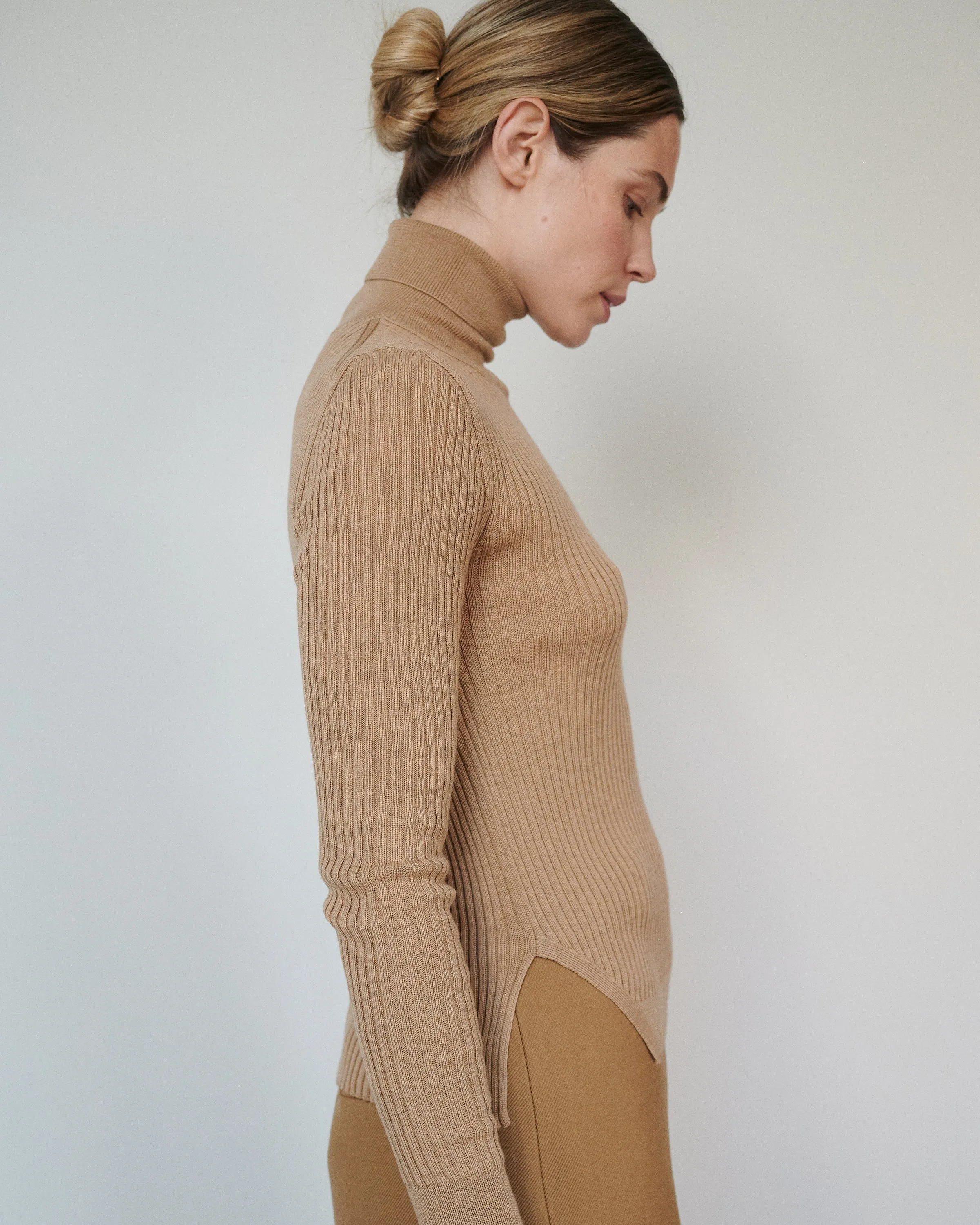 Austėja: Nutmeg Merino Wool Turtleneck