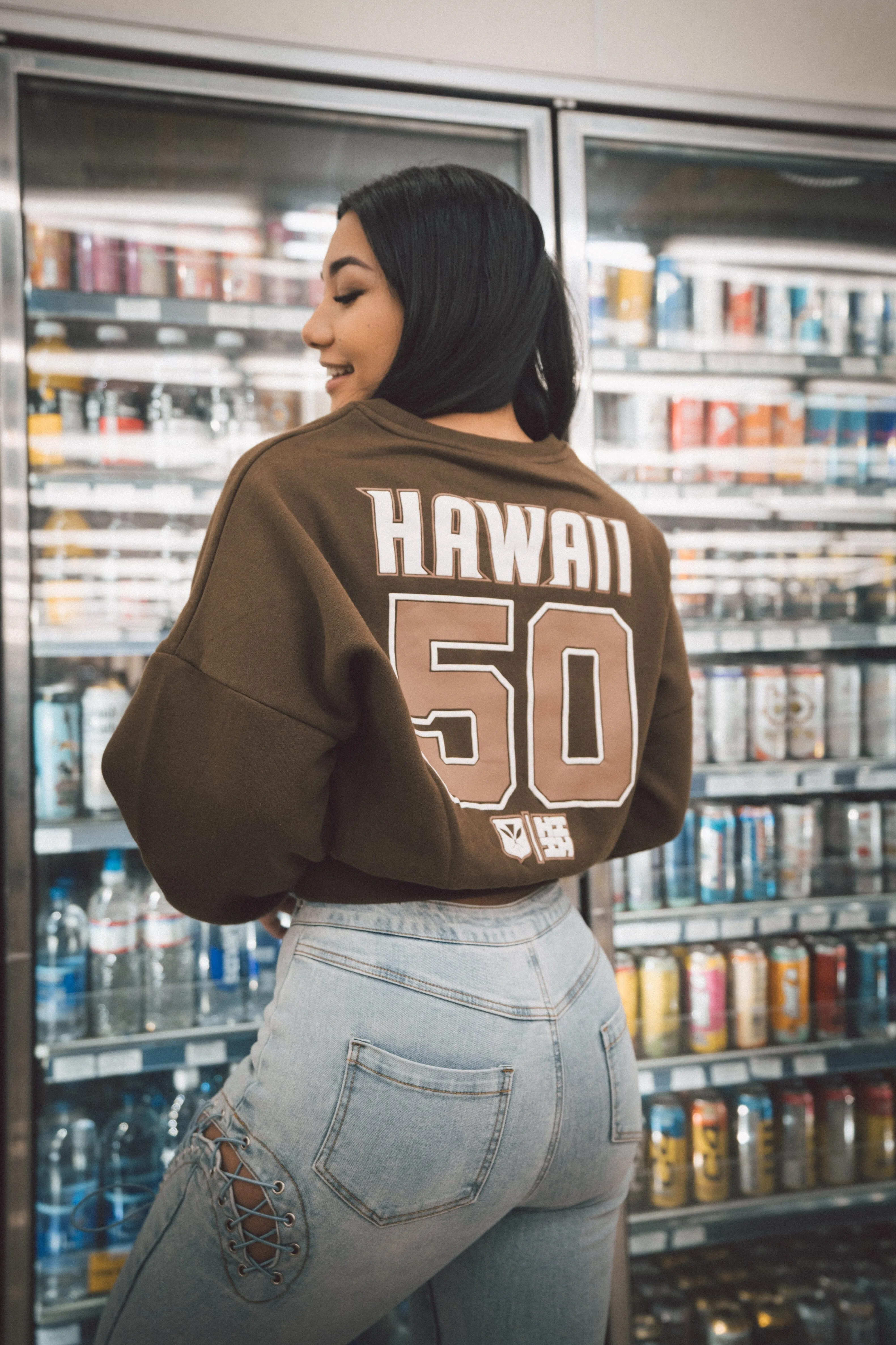 BROWN HAWAII WOMEN'S OVERSIZED CROP SWEATER