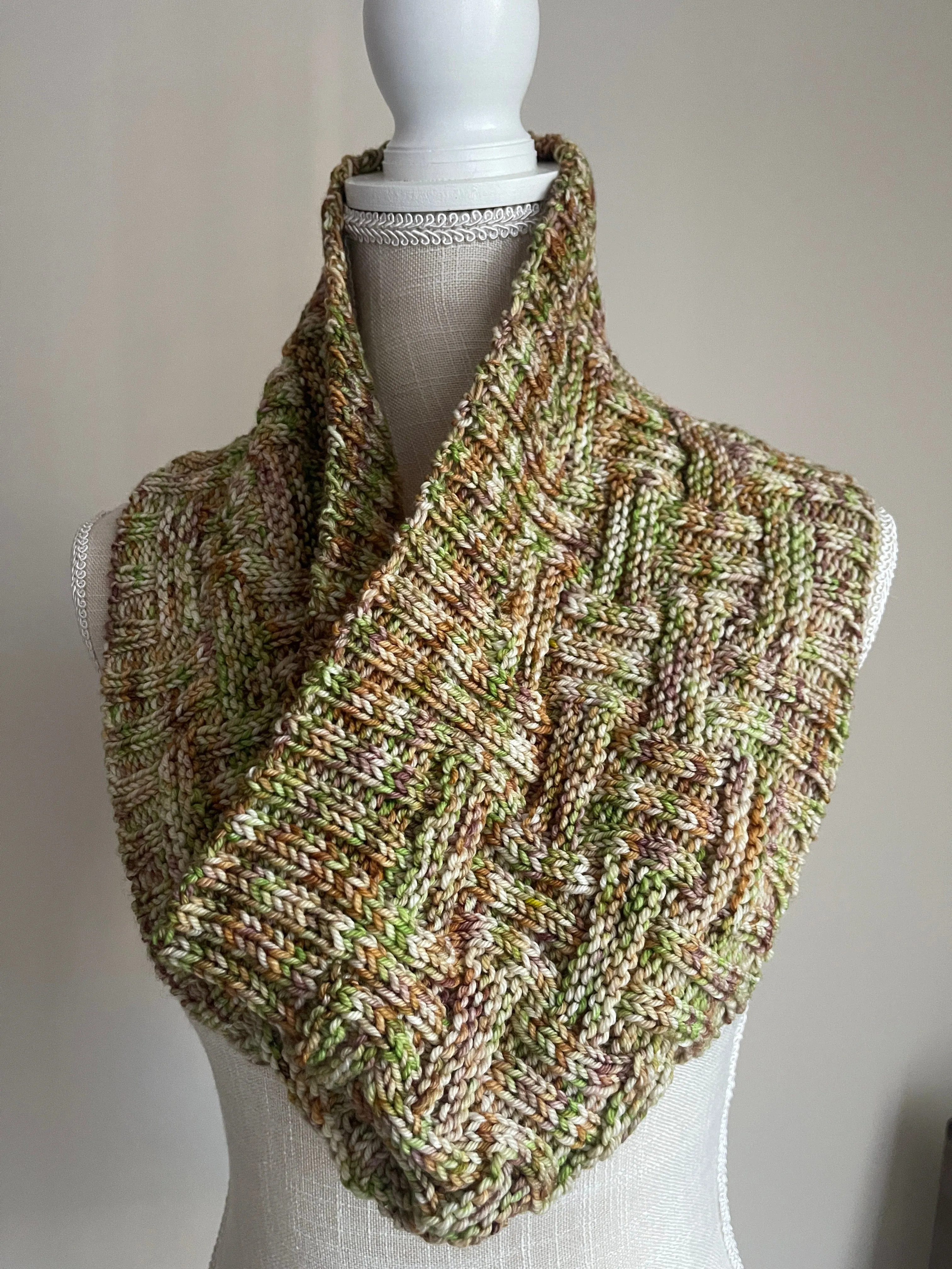 Criss-Cross Applesauce Cowl - Digital Pattern