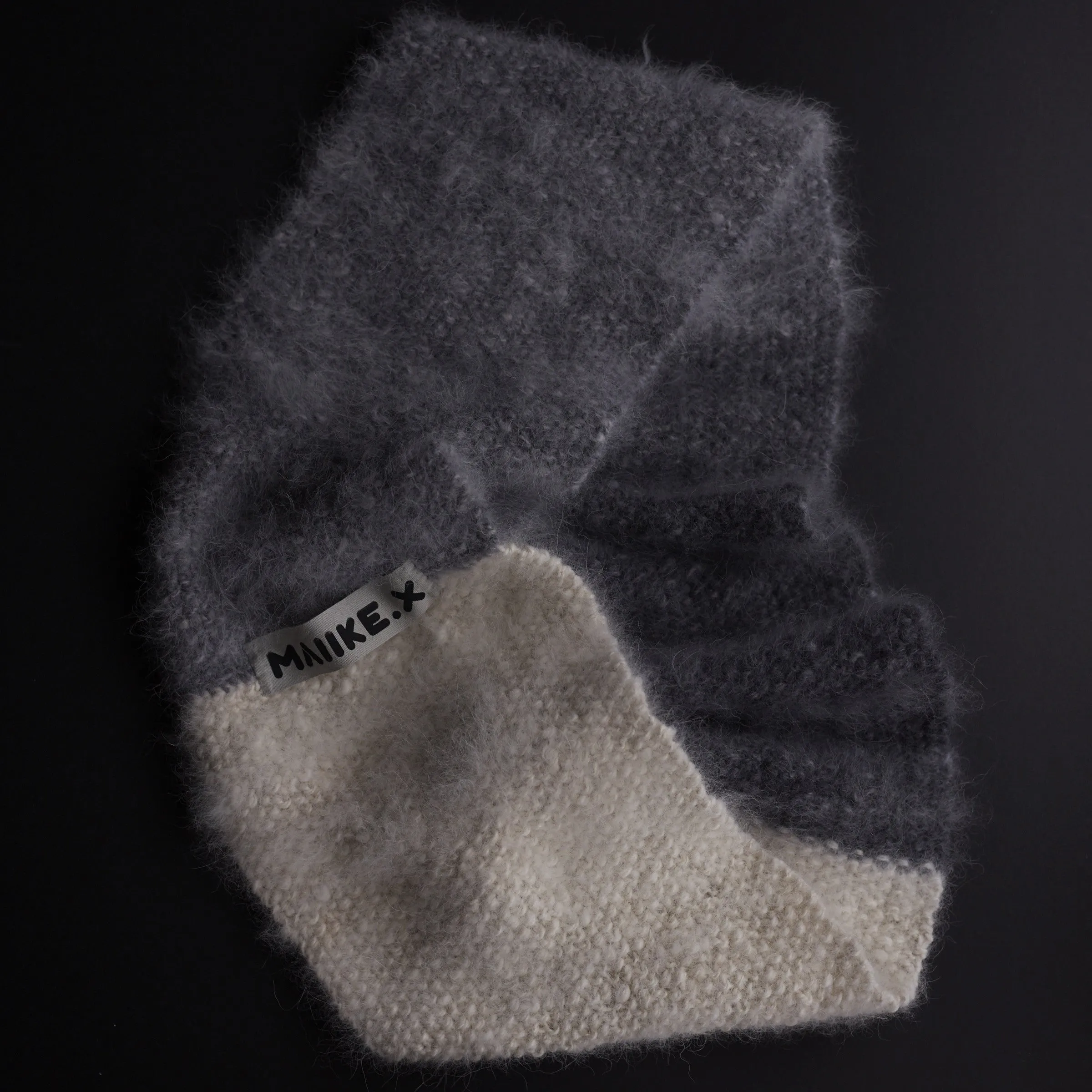 No 3 : Samoyed Scarf - grey and white