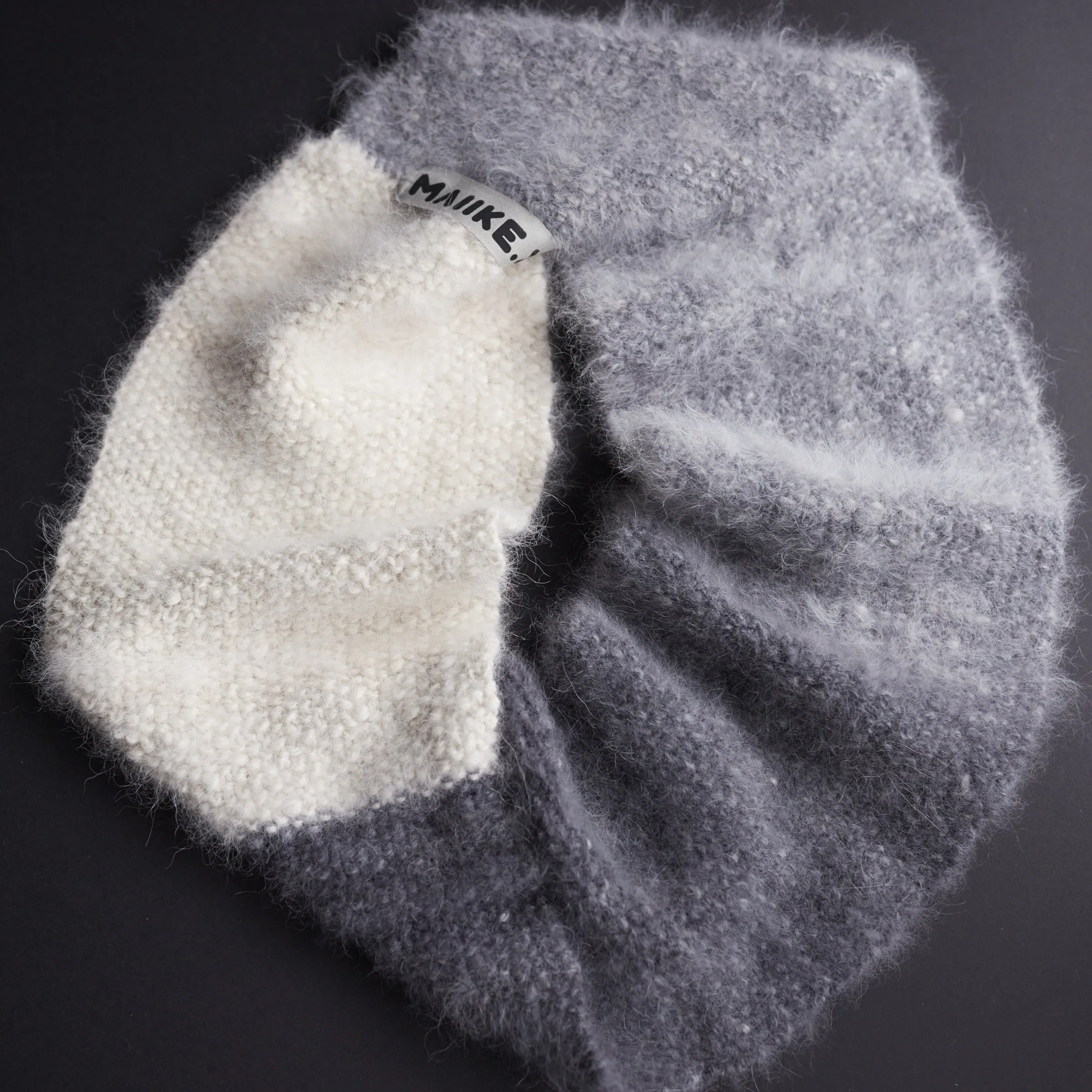 No 3 : Samoyed Scarf - grey and white